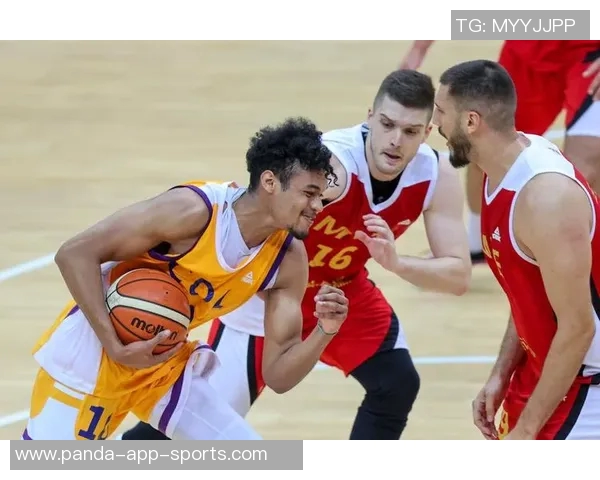 兼顾篮球与足球的全能球星：跨界运动员如何平衡两项顶级体育挑战